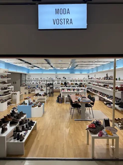 Main entrance and interior of the Moda Vostra showroom at Trademart Brussels.